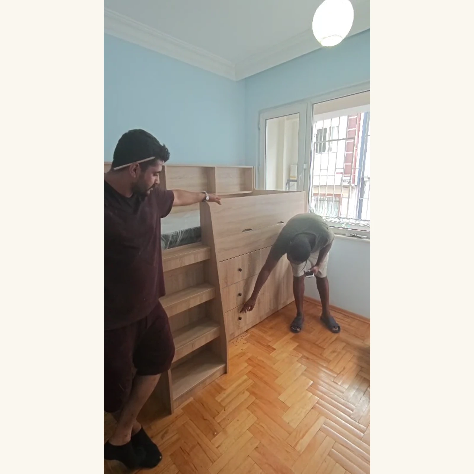 Sonomo MDF yatağın ön yüzündeki çekmeceler ve üst raf detayı