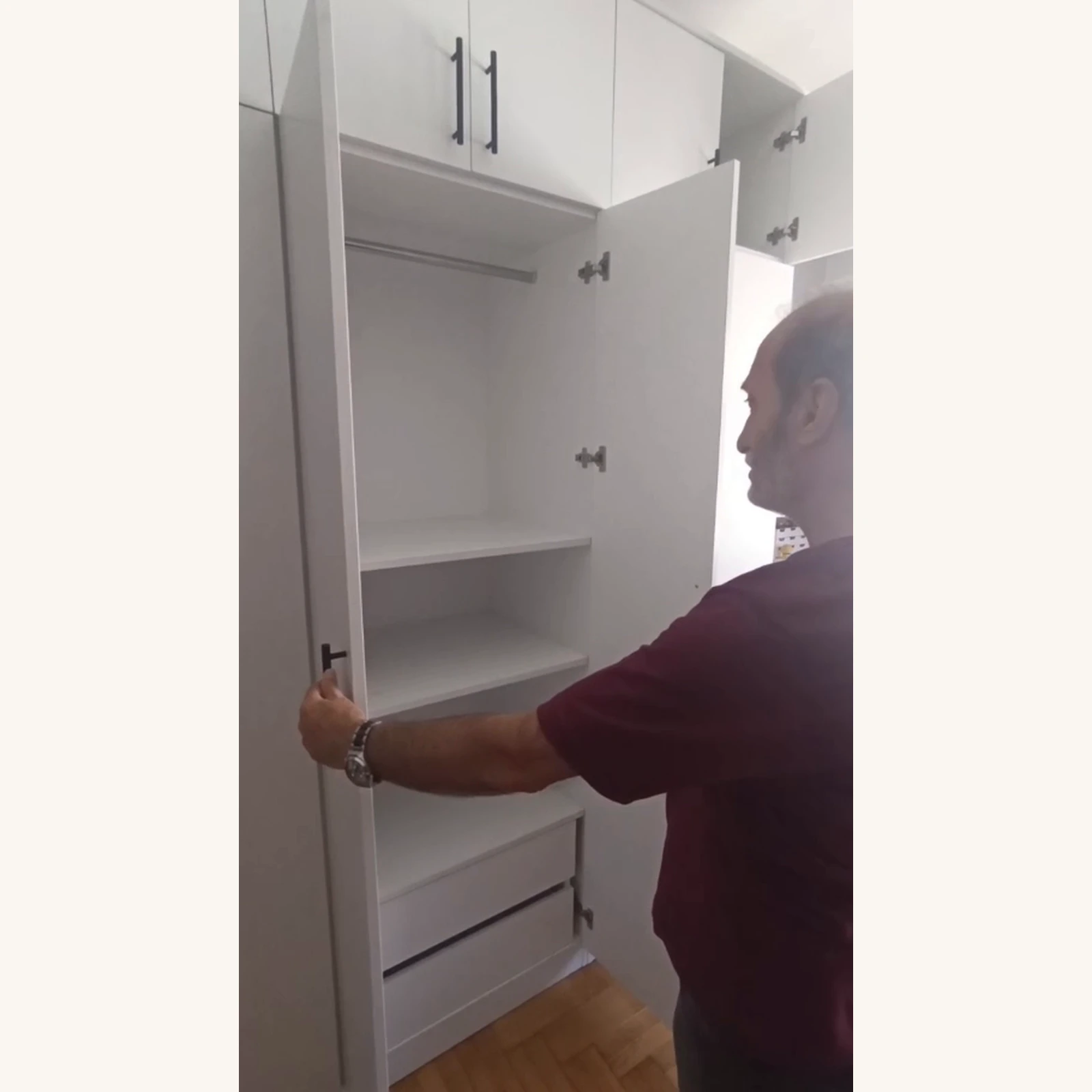 Beyaz MDF gardırobun içindeki askılık, raflar ve alt iç çekmeceler
