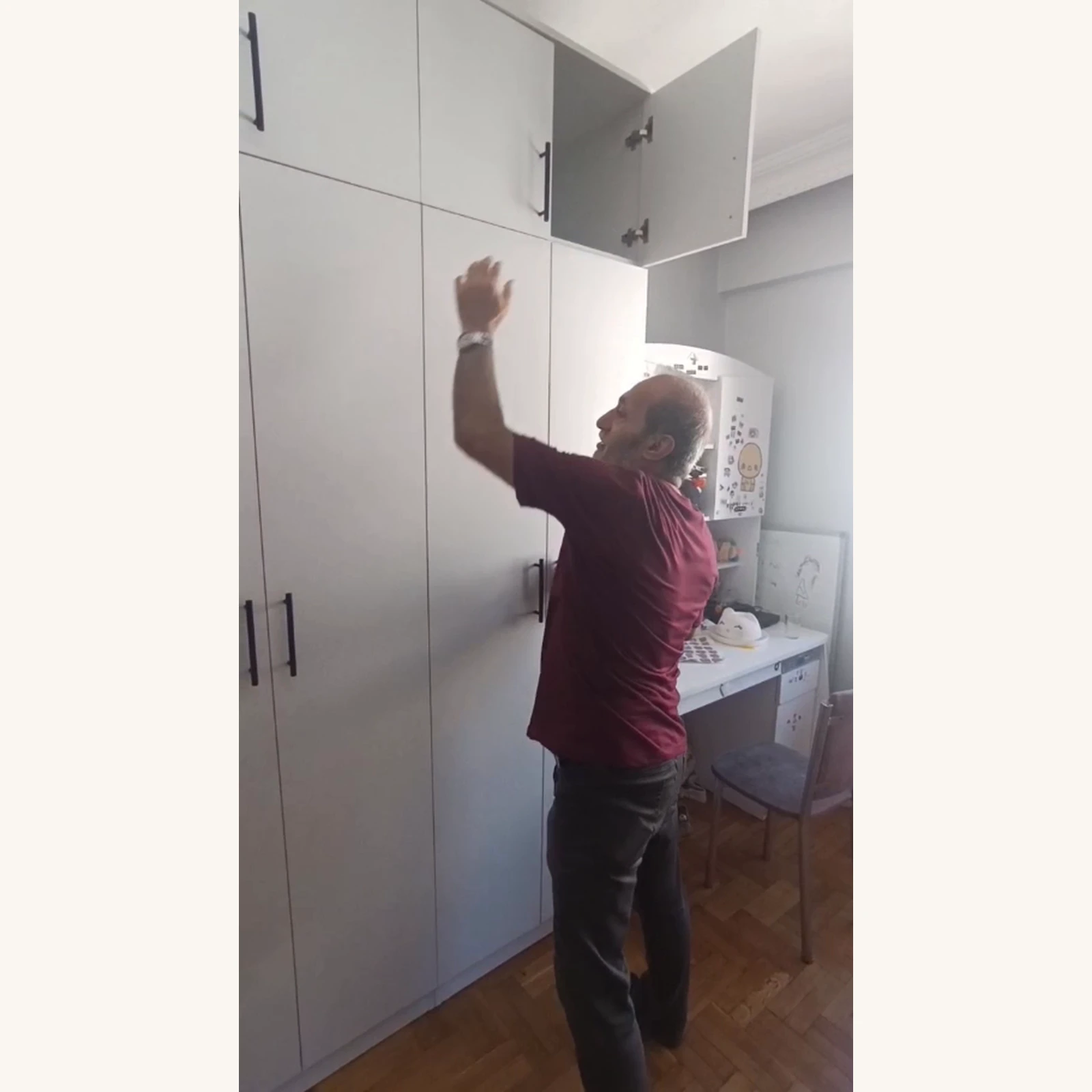 Çatalca beyaz giysi dolabında ayrı açılan üst depolama kapağı