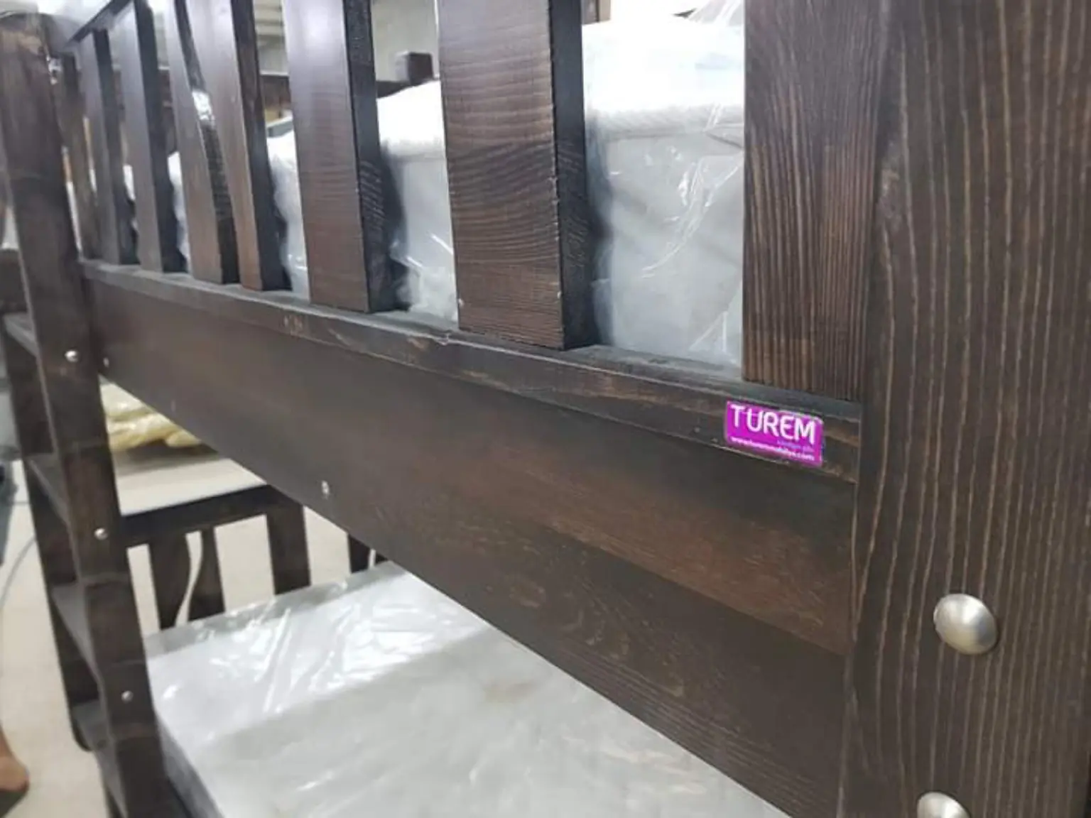 Doğal ahşap ranza koyu kahverengi eskitme yüzey ve bağlantı detayı