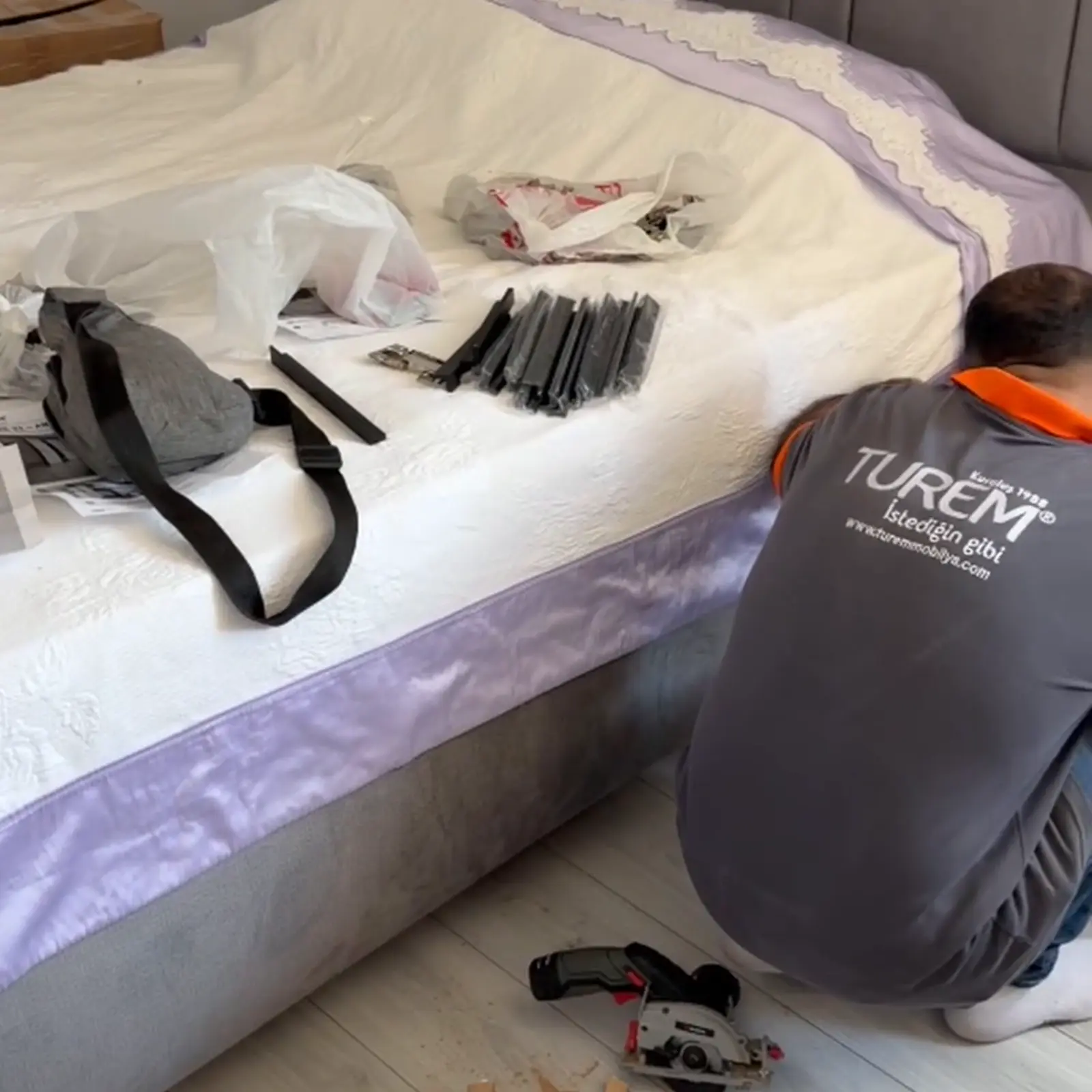 Çorlu yatak odasında Safir Meşe ve Soft Gri MDF detayları