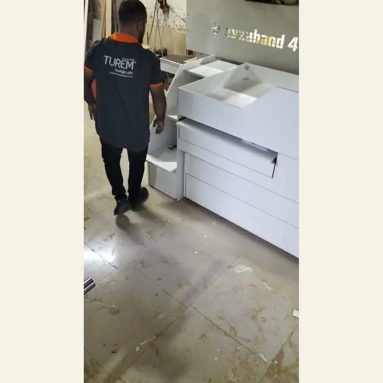 Fıstık alçak ranzanın yan basamak bölümünde paketleme öncesi son kontrol