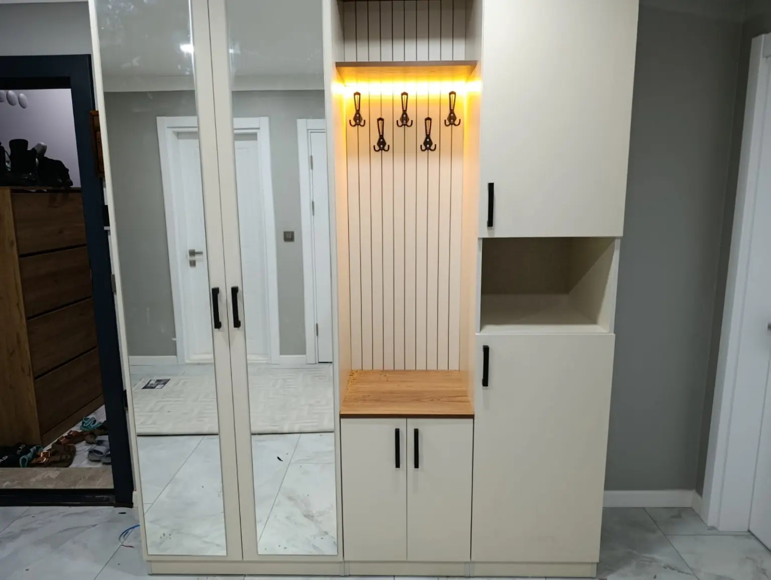 Gebze MDF portmanto LED aydınlatmalı askılık ve oturma alanı