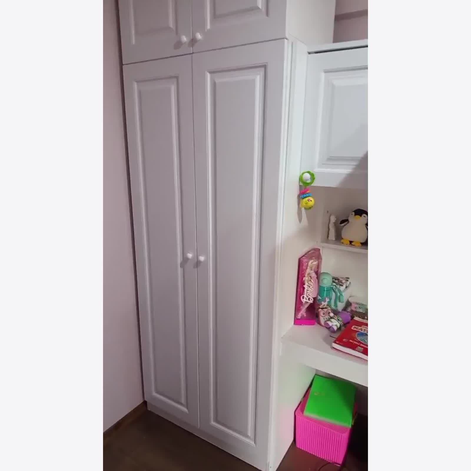 Beyaz MDF yüklüklü gardırop kapak detayları