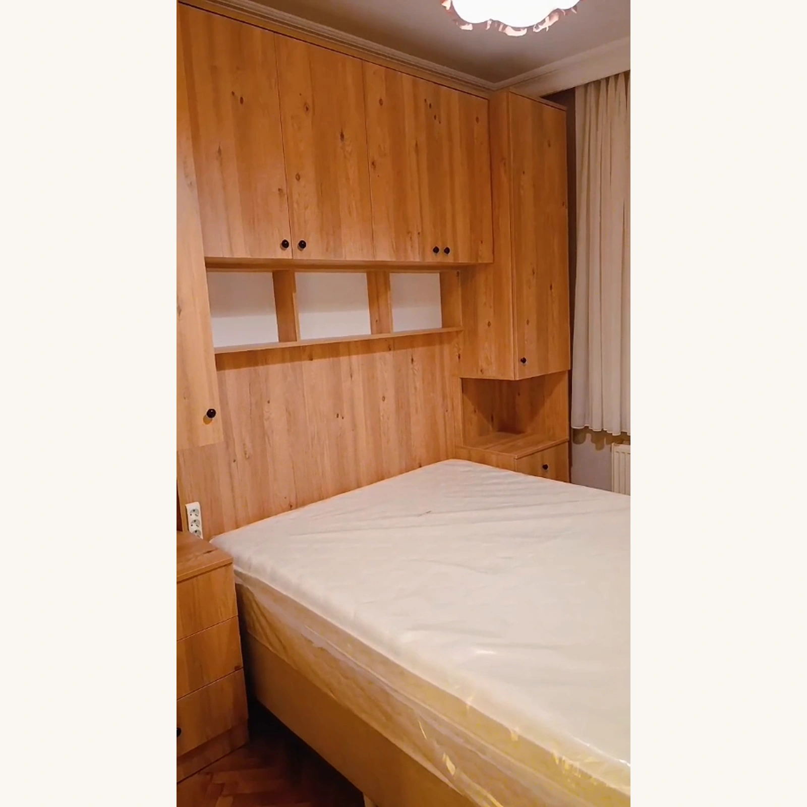 Kadıköy teslimatında meşe renk MDF yatak üstü dolaplar ve üç gözlü açık raf