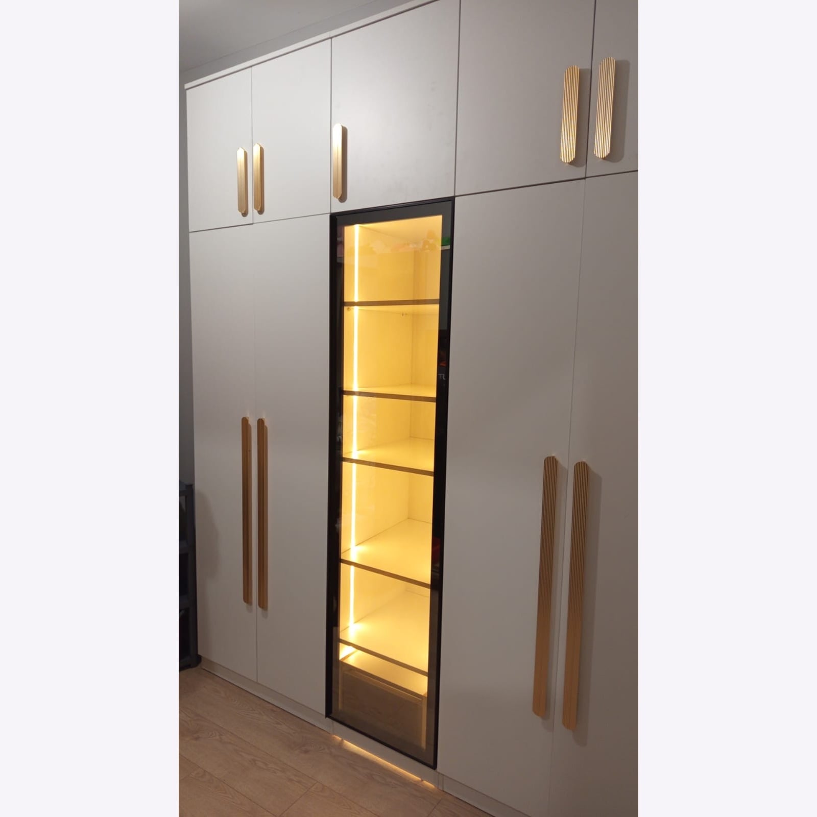 Kadıköy beyaz MDF üstü yüklüklü gardırop ve LED aydınlatmalı bronz reflekte camlı bölüm
