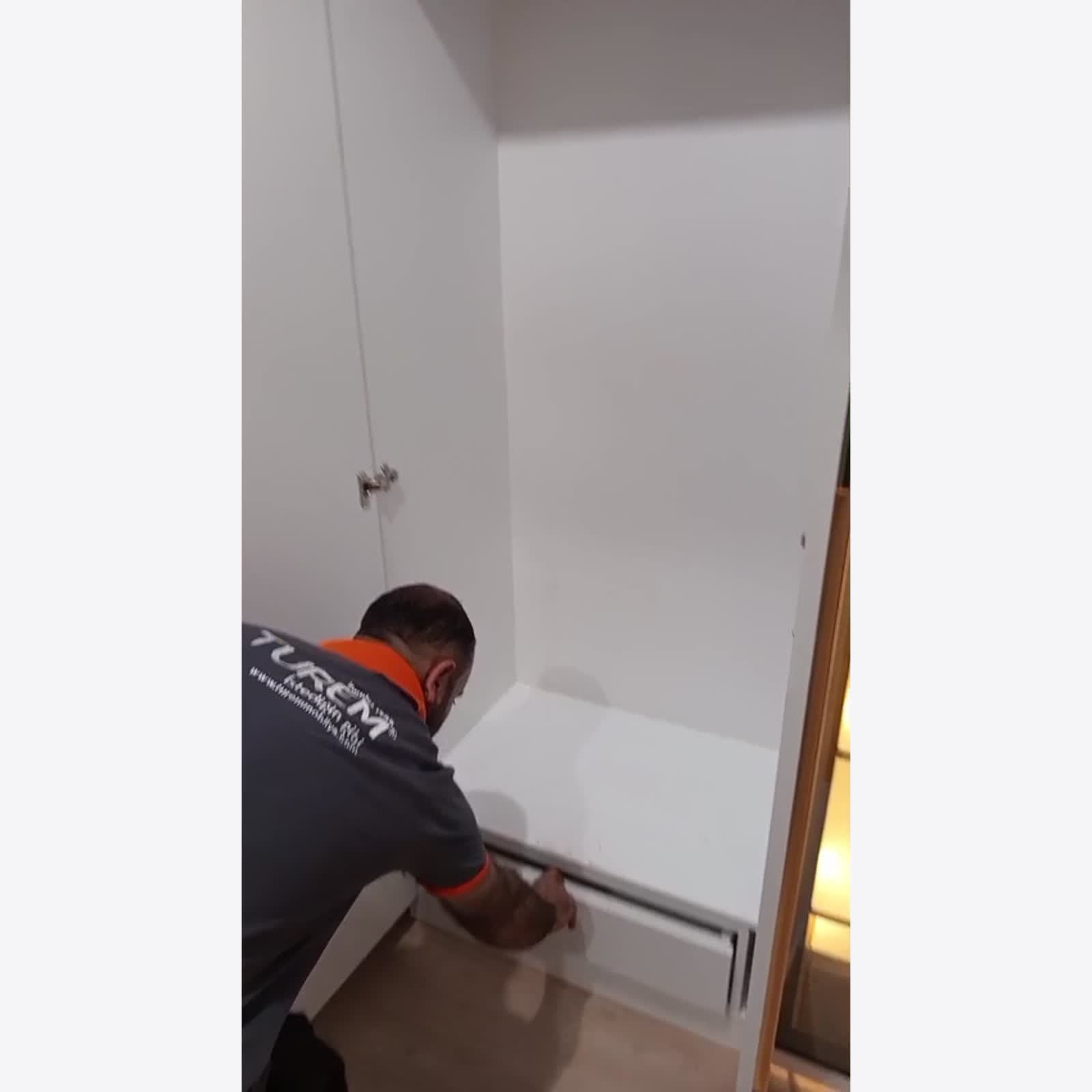 Kadıköy MDF gardırop teslimat videosundan açık kapak ve iç çekmece görünümü