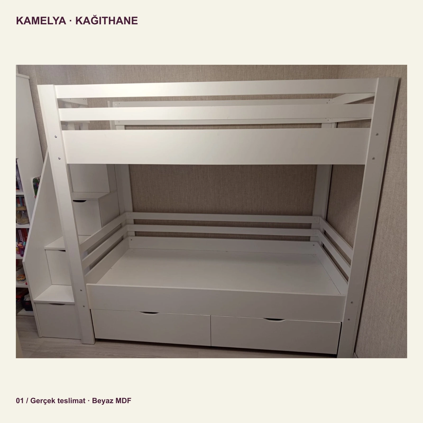 Kağıthane’de teslim edilen beyaz MDF Kamelya çekmeceli ranzanın solda basamaklı merdiven ve iki alt çekmeceyle genel görünümü