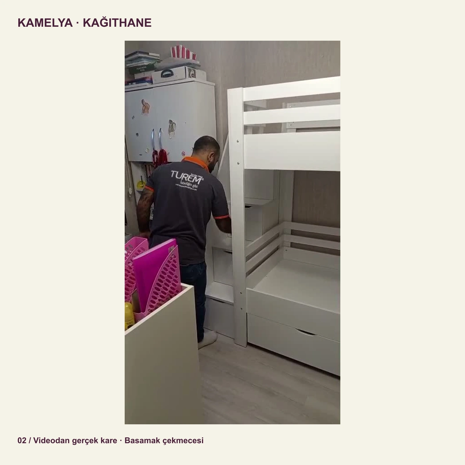 Kamelya çekmeceli ranzanın basamak saklama bölümünün teslimat sırasında açılarak gösterilmesi