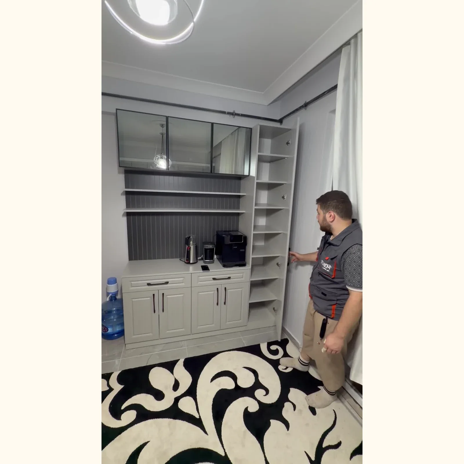 Malkara gerçek teslimat kahve köşesinde açık raf ve kapaklı alt dolap