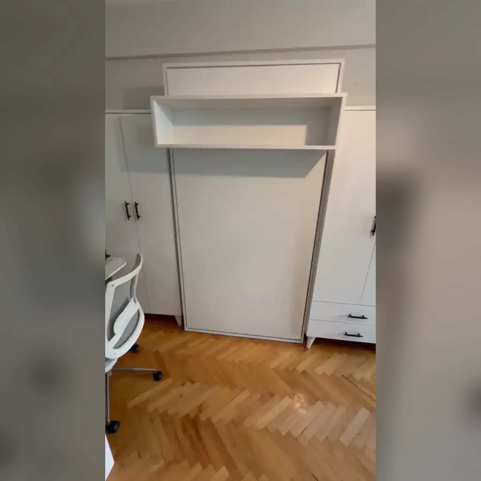 Duvara katlanır yatağın kapalı görünümü ve yatak üstündeki açık raf bölümü