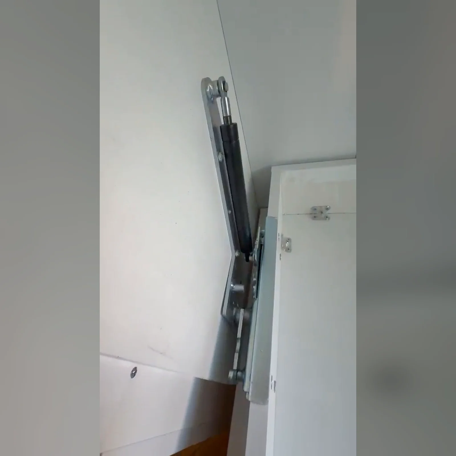 Neşe Max katlanır yatağın yan gövdedeki pistonlu açılma mekanizması