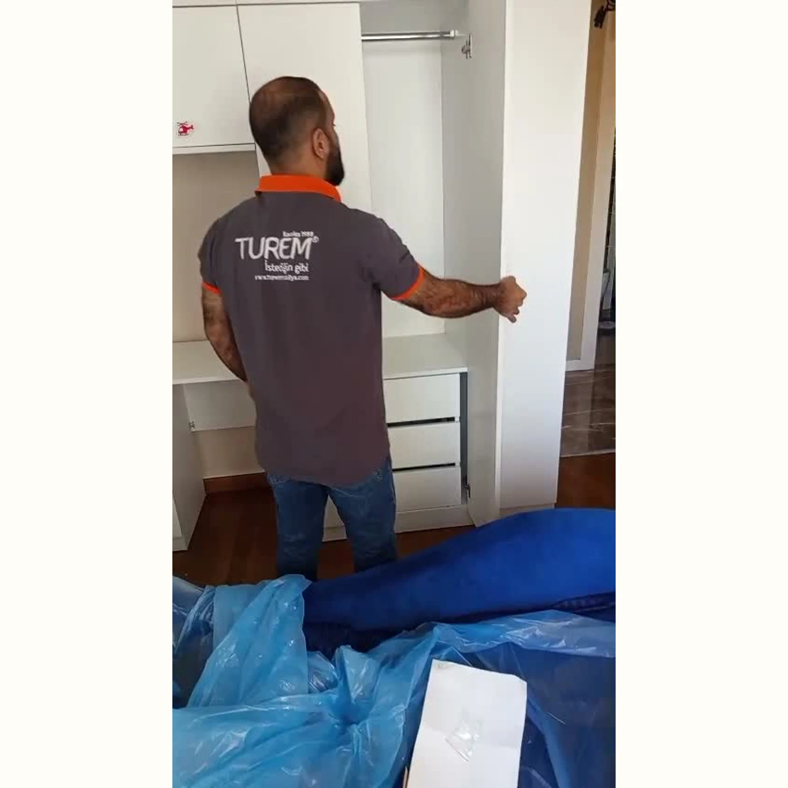 Kadıköy Özlem teslimat videosundan gardırop içindeki askı alanı ve çekmece düzeni