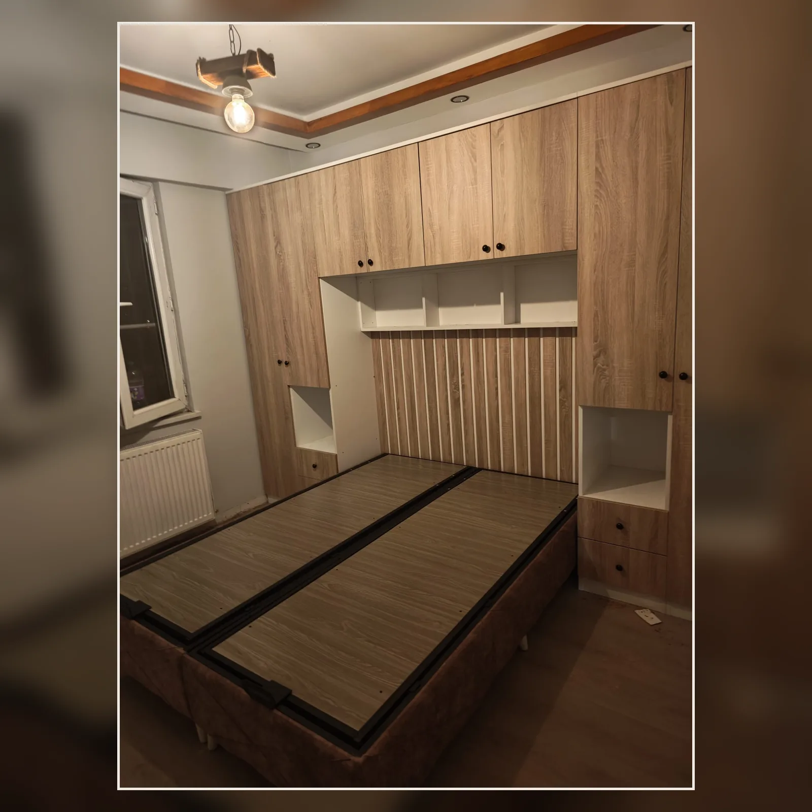 Çift baza, üst dolaplar ve dikey çıtalı yatak başından oluşan özel ölçü yatak odası