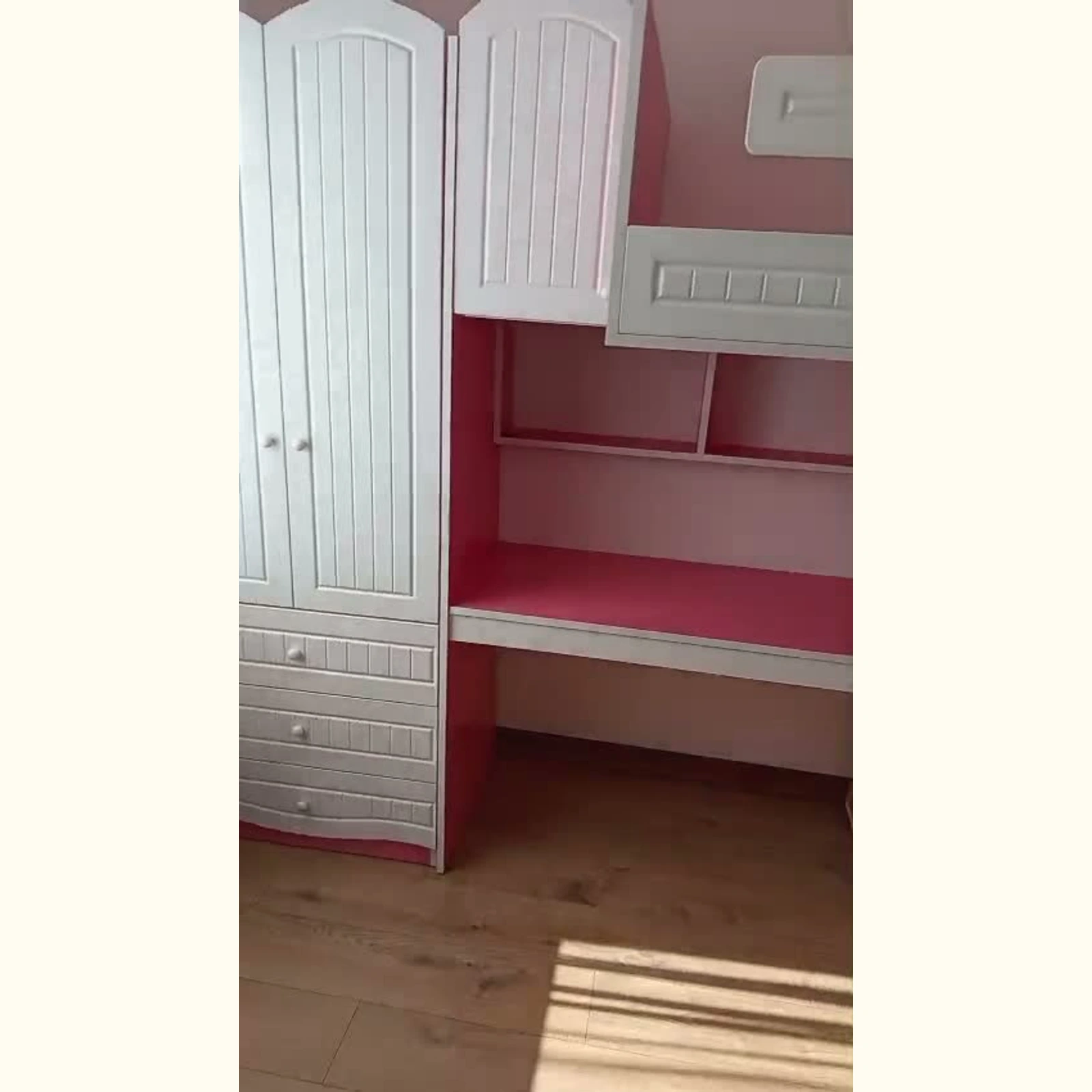 Pembe beyaz Truva ranzanın üst yatak altındaki çalışma masası ve açık raflarının gerçek görünümü