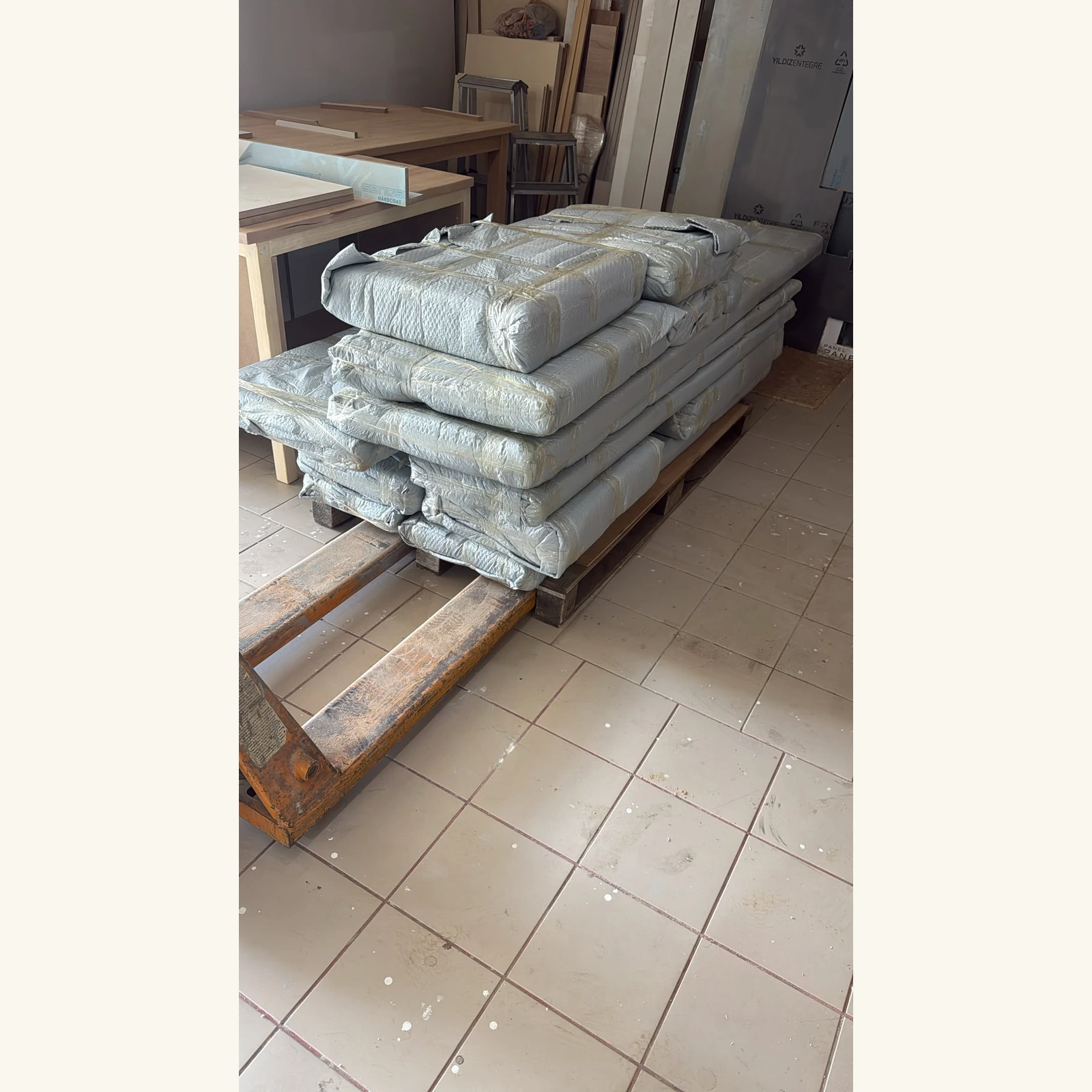 Zonguldak müşterisi için Bale yatak üstü gardrop parçalarının palet üzerinde kargo paketlemesi