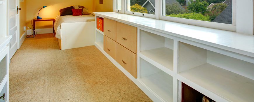 Akıllı gardırop fikirleriyle oturma odanızı düzenleyin